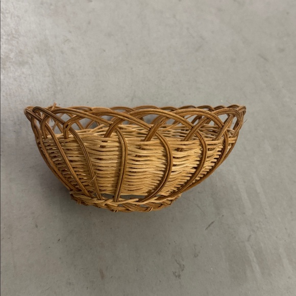 GORGEOUS HAND WOVEN BASKET ☀️🙌🦋 Woven Basket with Open Weave Design - Picture 2 of 6
